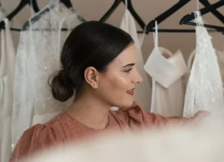Styl romantyczny w modzie – co powinna wiedzieć właścicielka butiku 386-styl-romantyczny-w-modzie-co-powinna-wiedziec-wlascicielka-b.webp