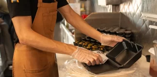 Jak uniknąć wycieków i pęknięć wybierając plastikowe miski na wynos e-opakowania.info - 322-jak-uniknac-wyciekow-i-pekniec-wybierajac-plastikowe-miski-n.webp